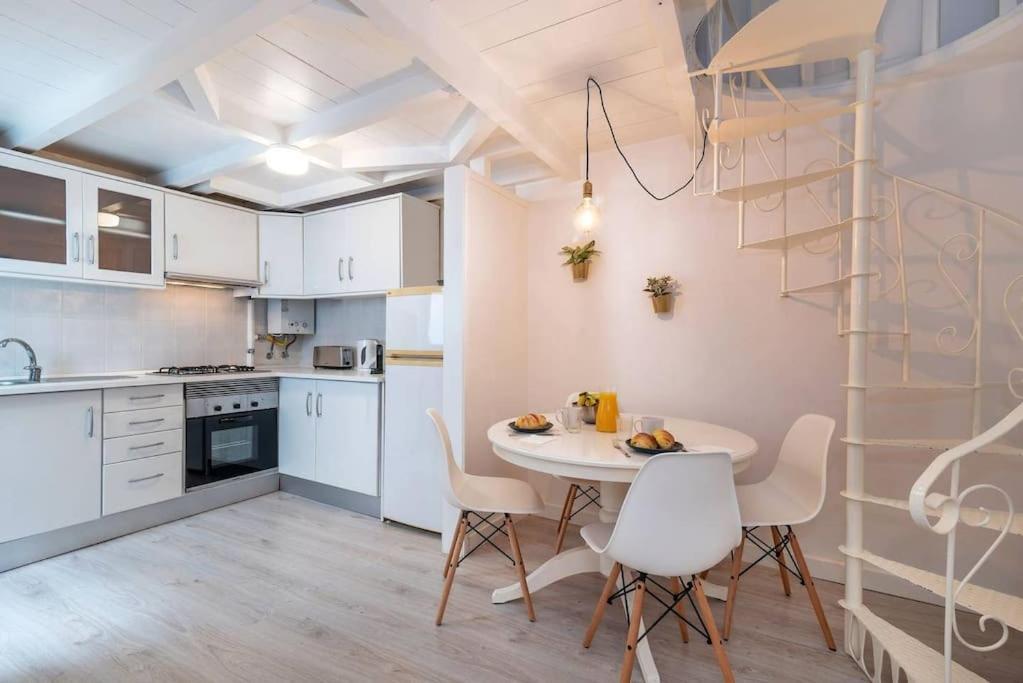 Duplex Lx Factory 2 Bedroom - Patio - Free Parking Lisbon
